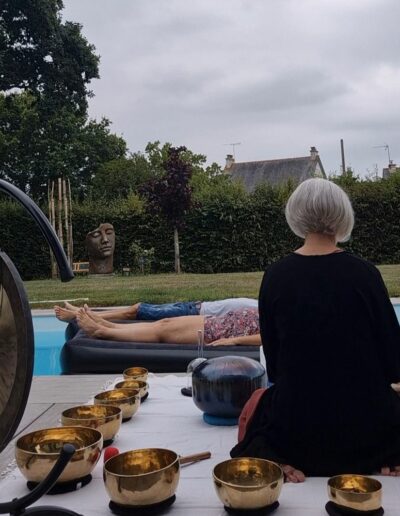Bain sonore flottant, seul ou en couple, allongé sur un matelas flottant au milieu de la piscine - Les Chemins du mieux-être