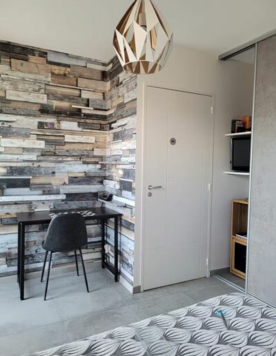 Espace bureau - Chambre double Mandela à Lancieux, située à 300 mètres de la plage