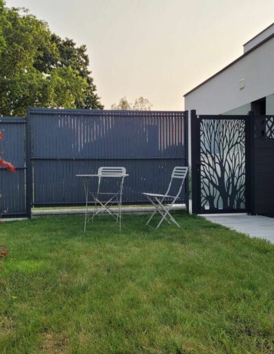 Espace vert relaxant de la maison d’hôtes proche du GR34 à Lancieux, Les Chemins du mieux-être